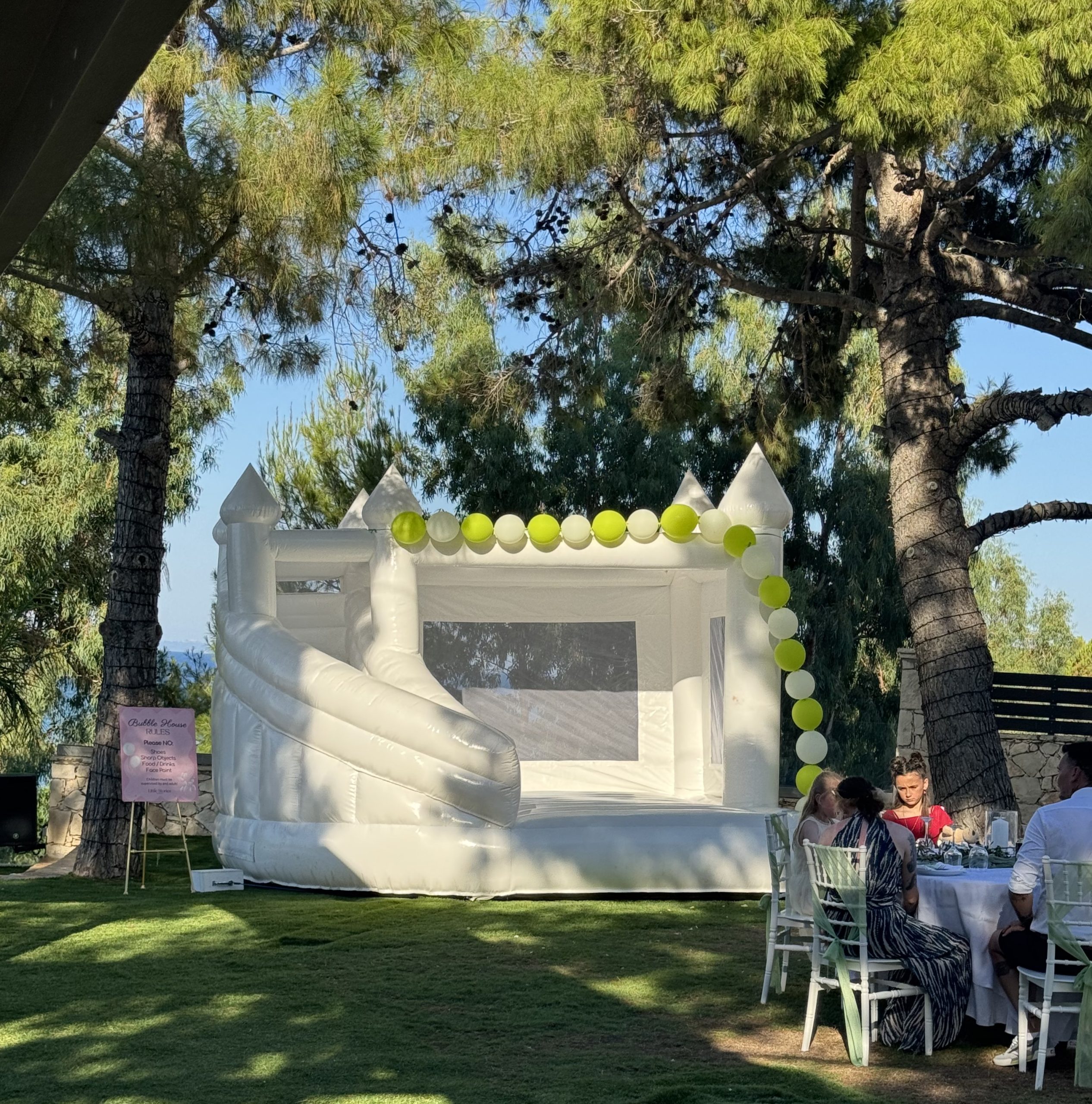 Παιχνίδι και γέλιο μέσα στο bubble house